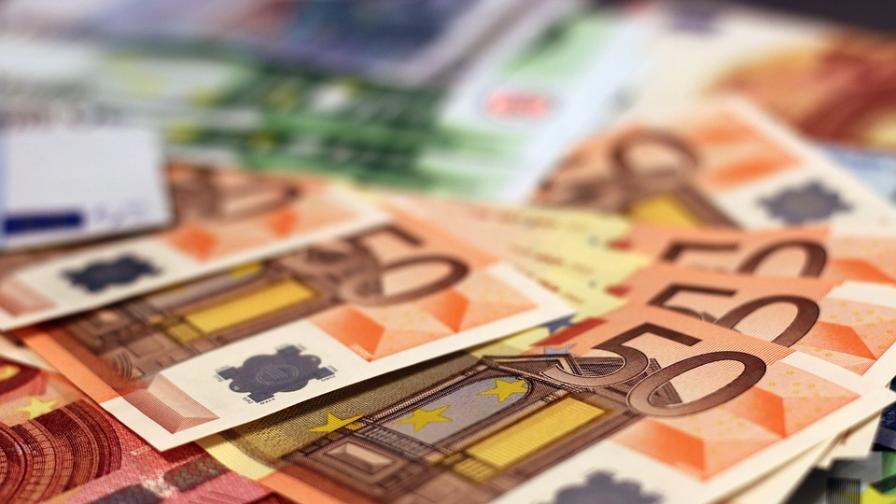 Икономиката се крепи на заплатите ни и парите от ЕС