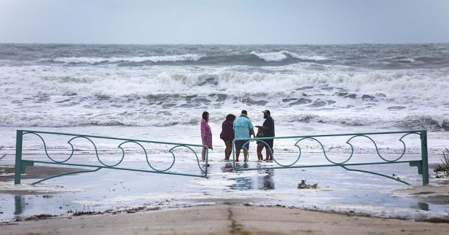 Ураганът Дориан достигна бреговете на Флорида със силен вятър и