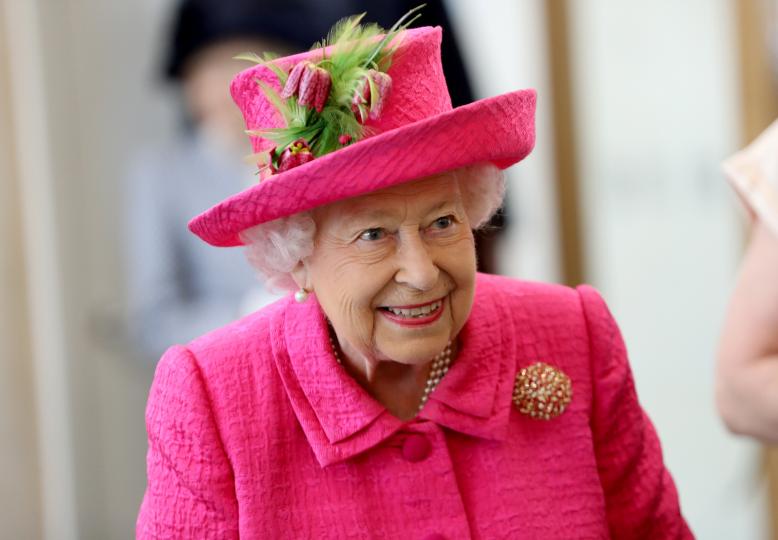 <p><b>Тайните от гардероба на кралицата</b></p>

<p>Много малко хора знаят какъв наистина е животът в Бъкингамския дворец, но тази година кралица Елизабет даде разрешение на Анджела Кели, служила като неин личен моден дизайнер и довереник в продължение на 25 години, да напише книга не само за кралската мода, но и за техните взаимоотношения.</p>