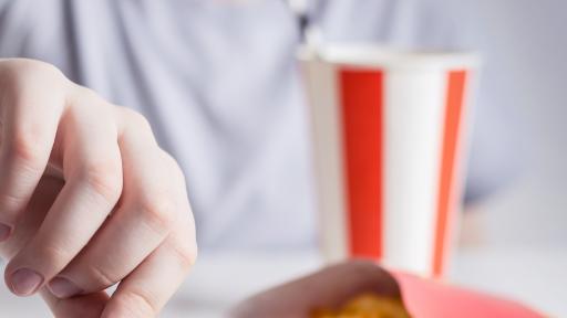  Тийнейджър, хранил се с чипс и картофи, загуби зрението си 