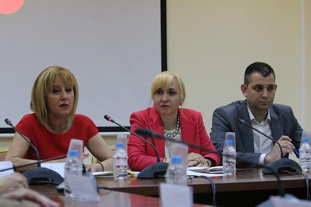 Диана Ковачева (в средата) ще изпълнява функцията на омбудсман на България