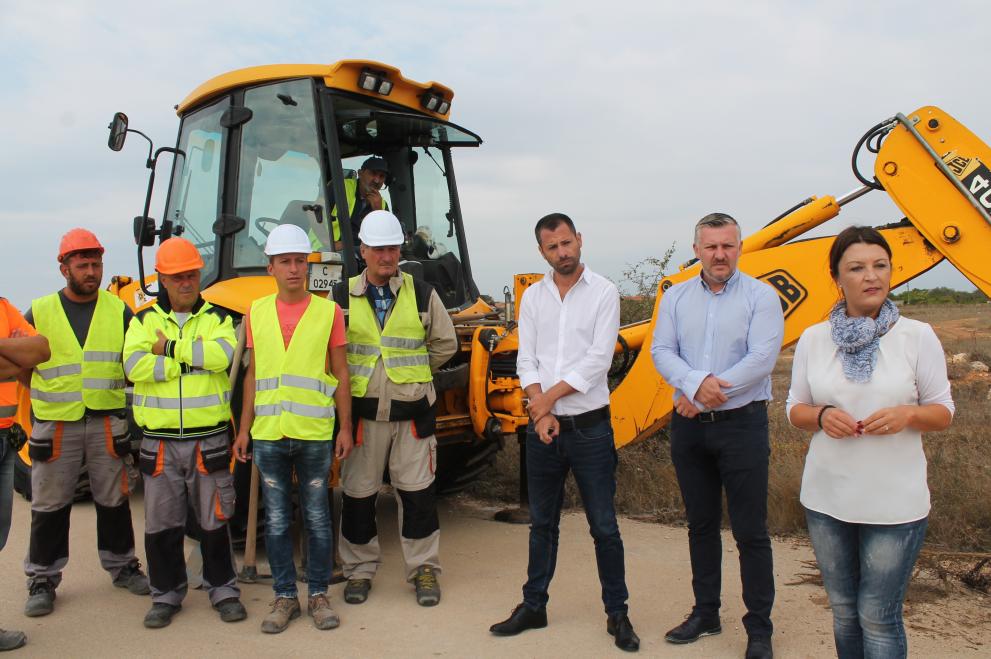Ремонтират път в село Божурец по европейски проект
