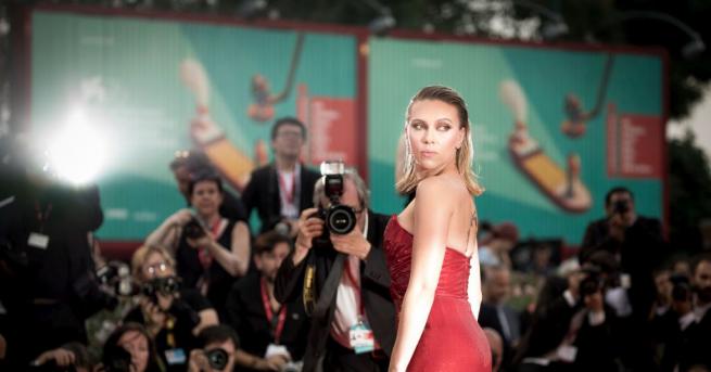 Актрисата Скарлет Йохансон засвидетелства подкрепата си за режисьора Уди Алън