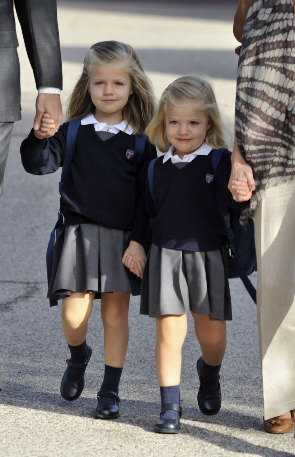 Испанските принцеси Леонор и София отиват на училище под зоркия поглед на родителите им крал Фелипе и кралица Летисия