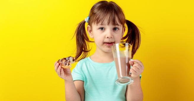 Прекаляването със сладки храни и напитки предразполага децата към прояви