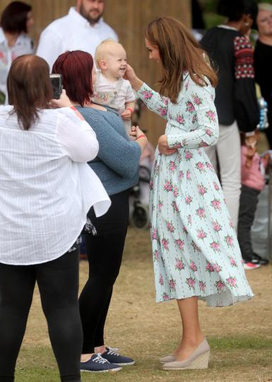 Кейт Мидълтън с флорална рокля и малък обожател - снимка 12