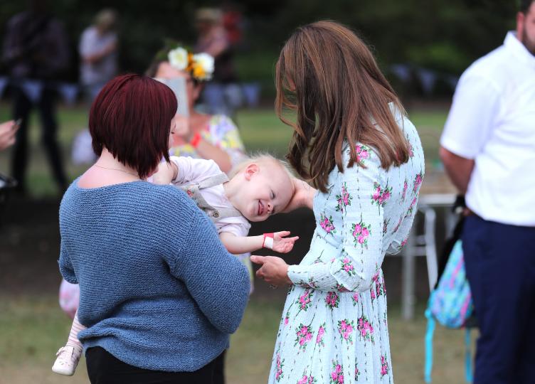 Кейт Мидълтън с флорална рокля и малък обожател - снимка 21