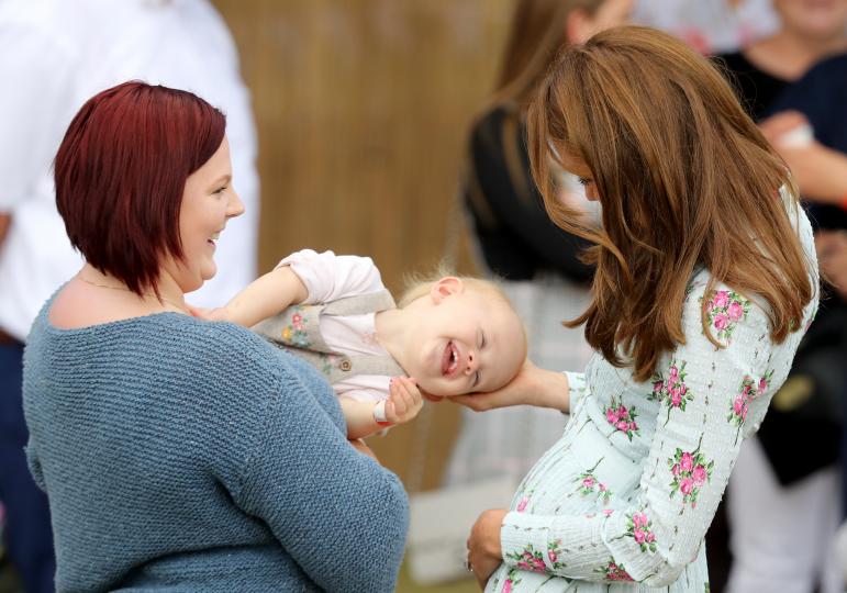 Кейт Мидълтън с флорална рокля и малък обожател - снимка 16