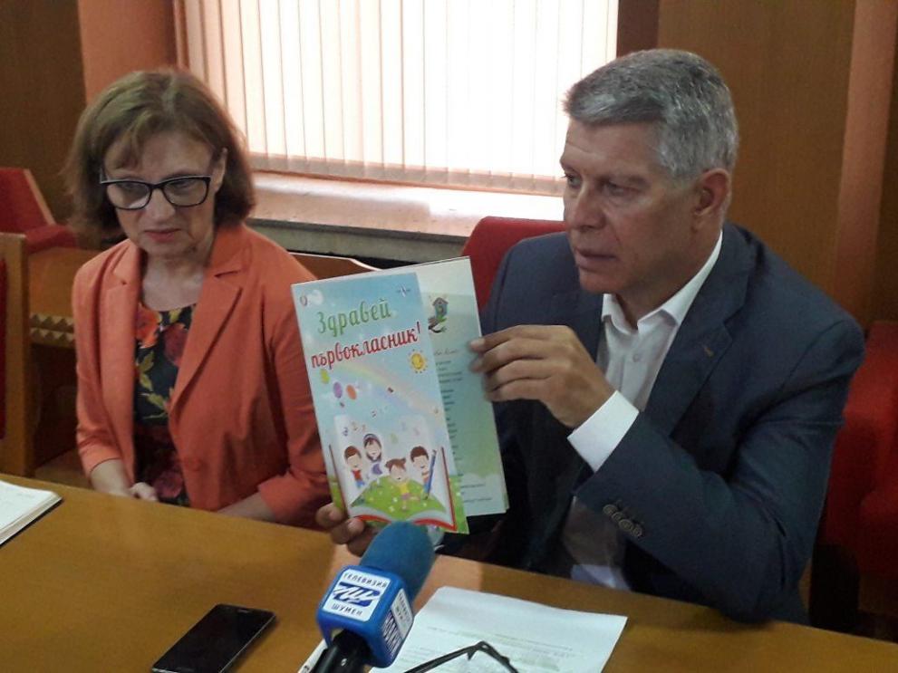 Учениците продължават да намаляват.