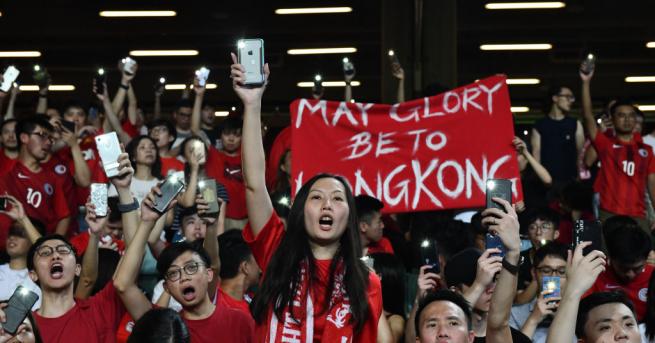 Хиляди протестиращи пеят караоке в търговски центрове в Хонконг като