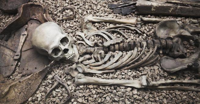 Скелетите на двама души погребани в древността хванати за ръка