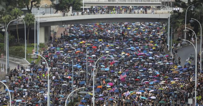 Стотици продемократични демонстранти в Хонконг се събраха през британското консулство