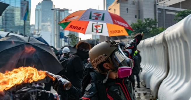 Полицията в Хонконг използва водно оръдие и сълзотворен газ за