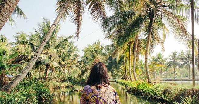 Най малко 12 души загинаха а дузина други се водят за