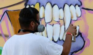 <p>Улични художници получават<strong> 7 млн., след като заличиха графитите им</strong></p>