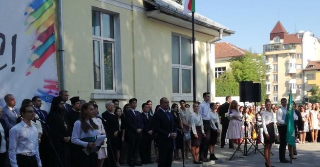 Българското училище не е само храм на знанието а и