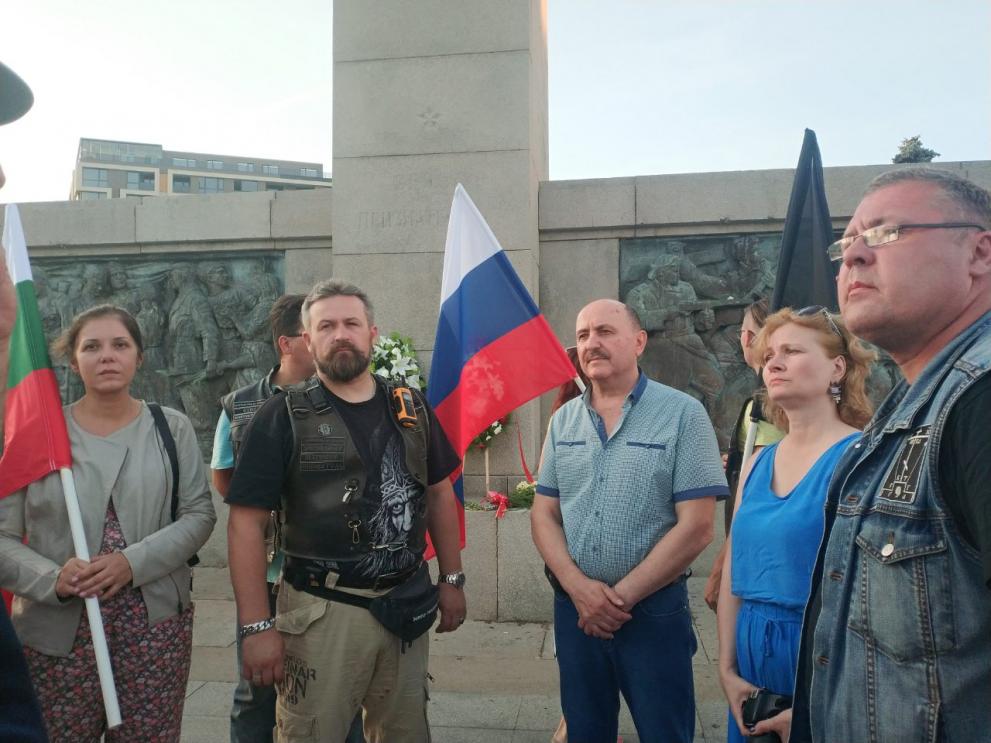Мотоциклетистите от Мотобратия во Христе поднесоха цветя пред паметника на Съветската армия в Бургас.