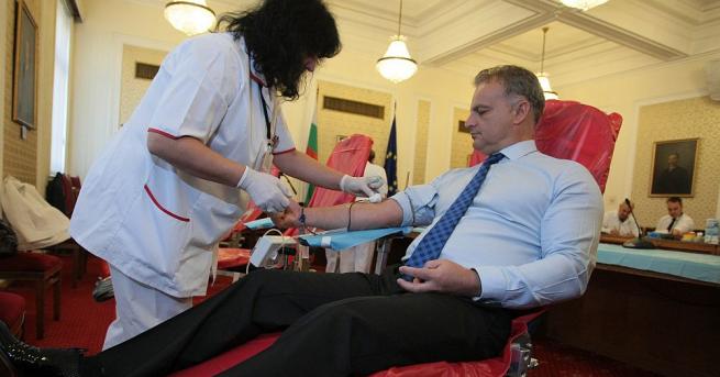 Народните представители демонстрираха благородна инициатива чрез кръводаряване което се провежда