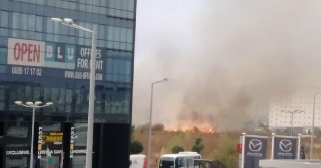 Голям пожар гори край Летище София.Огънят е обхванал сухи треви