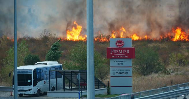 Голям пожар гори край Летище София Огънят е обхванал сухи треви