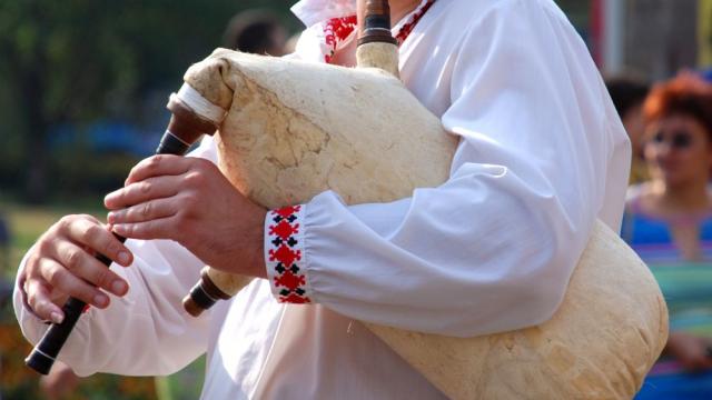 Настръхващо изпълнение с каба гайди за хората на първа линия в борбата с COVID-19 (ВИДЕО)