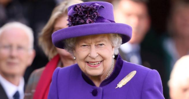 Кралица Елизабет ІІ лично приготвила чай на работник в Бъкингамския