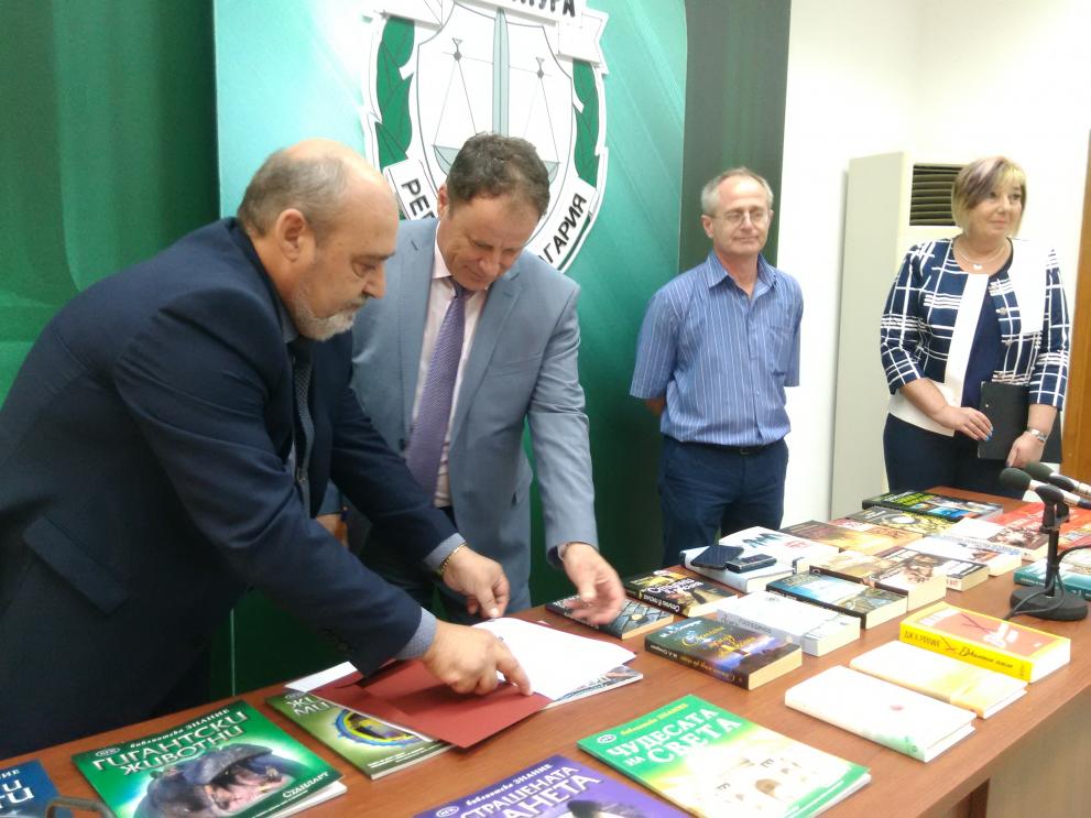 Председателят на Апелативната прокуратура Любомир Петров и директорът на затвора Бранимир Мангъров подписаха договора за дарението.