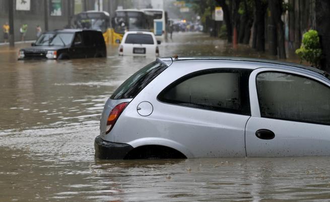 Буря наводни Северна Гърция, има евакуирани
