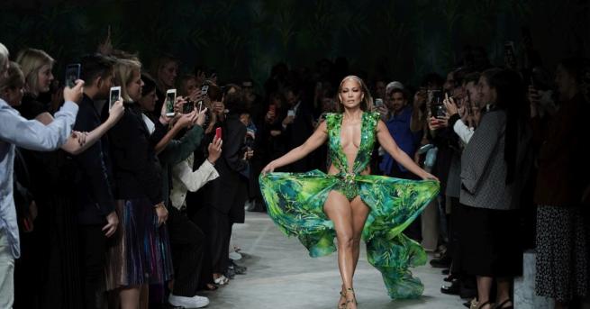 Актрисата и певица Дженифър Лопес закри дефилето на Versace в