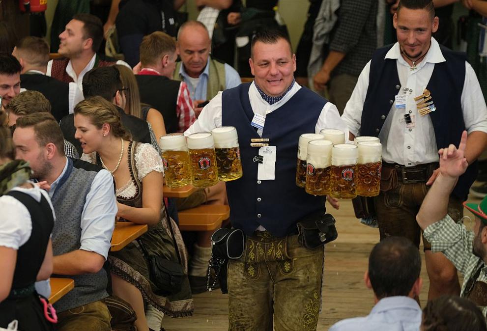 Прочутият бирен фестивал в Мюнхен - Октоберфест, се завръща след