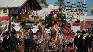 Осем души бяха ранени когато две влакови вагончета се сблъскаха