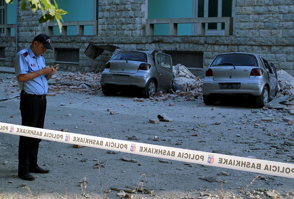 Силни земетресения в Албания