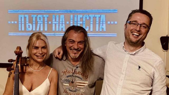 За пръв път след смъртта на баща си Кремена Халваджиян свири на виолончело за музиката на „Пътят на честта“