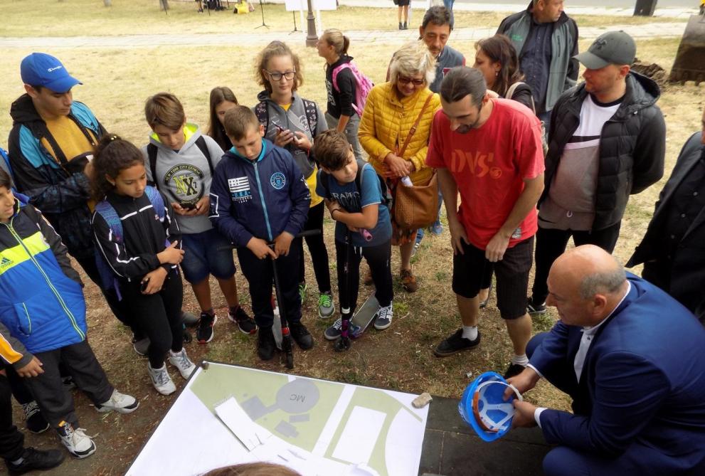 Кметът на Поморие Иван Алексиев показа чертежите за новата площадка пред десетките деца, стекли се, за да присъстват на първата копка.