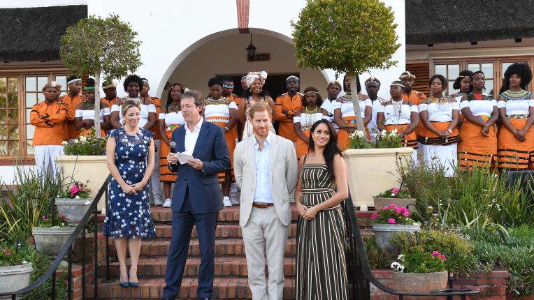 Меган Маркъл и принц Хари печелят сърца в Африка