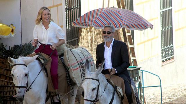 Джордж Клуни язди... муле (СНИМКИ/ВИДЕО)