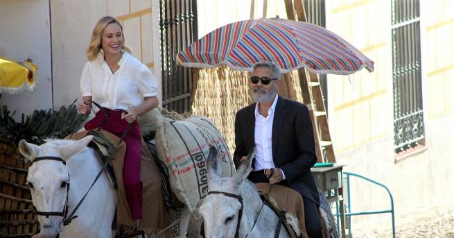 Джордж Клуни беше заснет от световните медии в градче близо