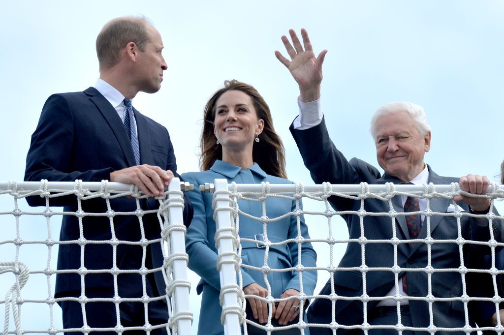 Тя го комбинира с тъмни обувки с дебел ток, с черна кожена чанта и кръгли диамантени обеци.