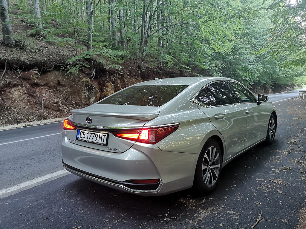 Lexus ES 300h е далеч от немските си конкуренти като динамика и лукс, но предлага изключителен комфорт, комбиниран с огромно вътрешно пространство и икономия, съпоставима с тази на добрия стар дизелов двигател.