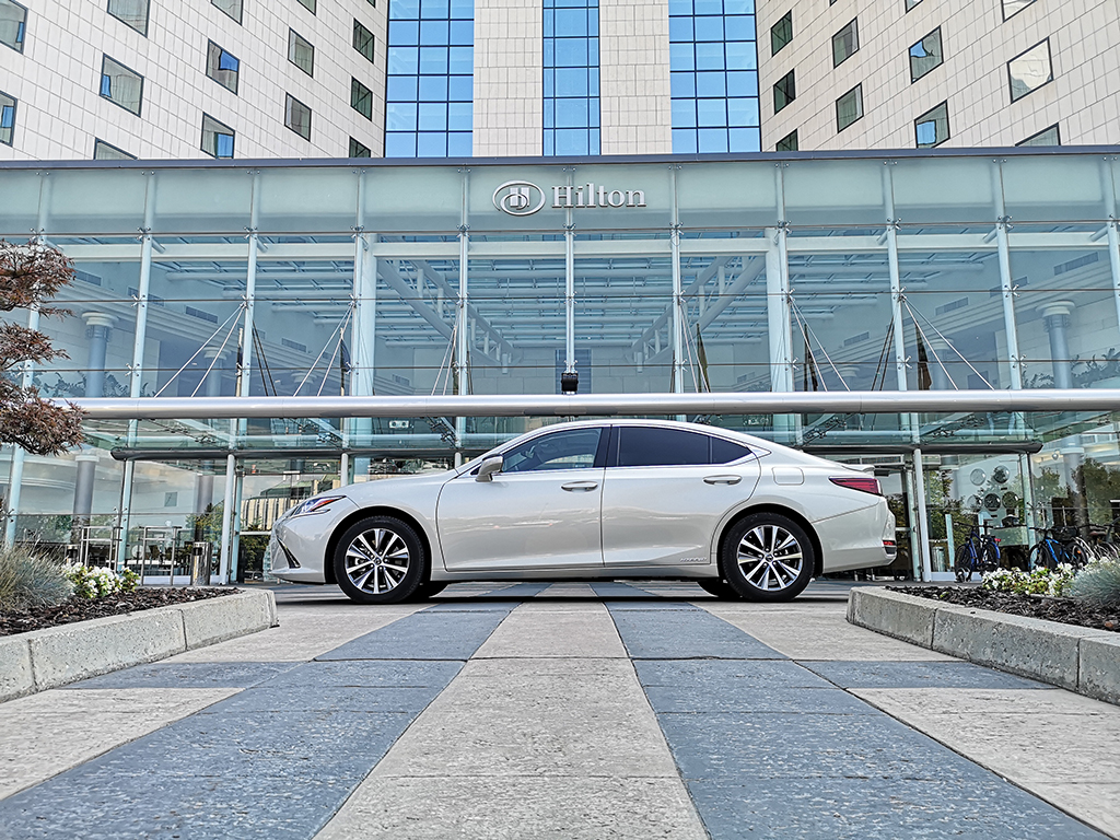 Lexus ES 300h е далеч от немските си конкуренти като динамика и лукс, но предлага изключителен комфорт, комбиниран с огромно вътрешно пространство и икономия, съпоставима с тази на добрия стар дизелов двигател.