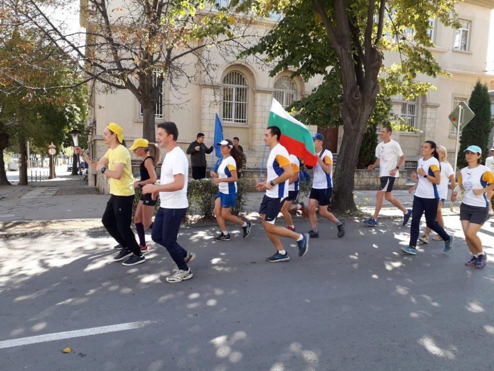 Факелът бе посрещнат от лекоатлети от Нови пазар