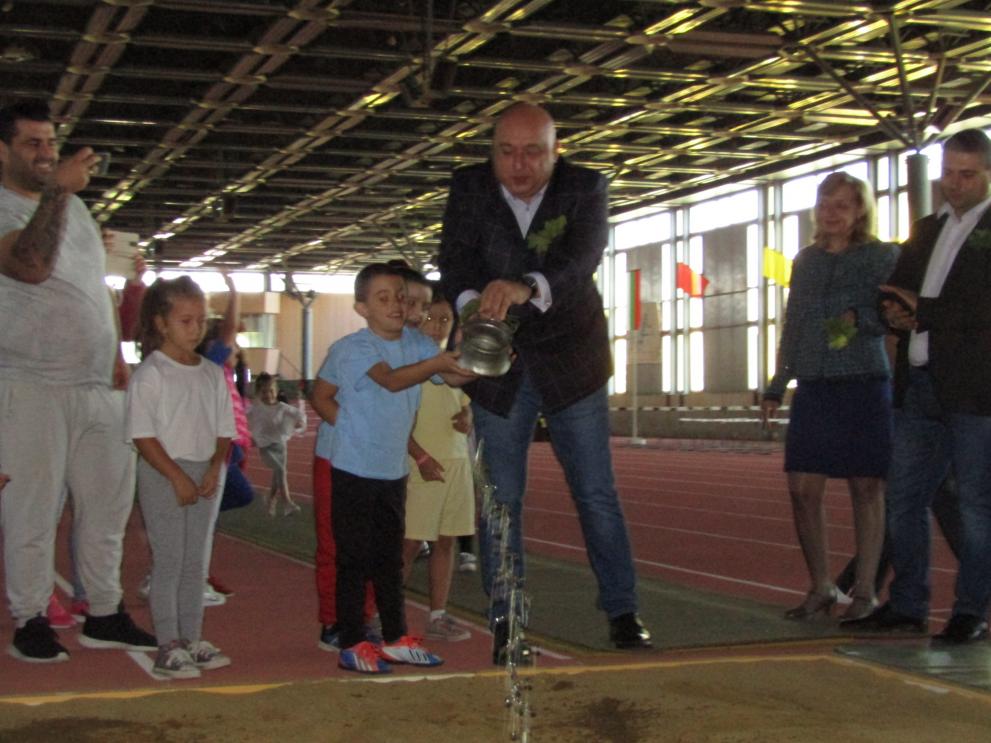 Министърът на младежта и спорта Красен Кралев откри реновираната лекоатлетическа зала „Добротица“ в Добрич.