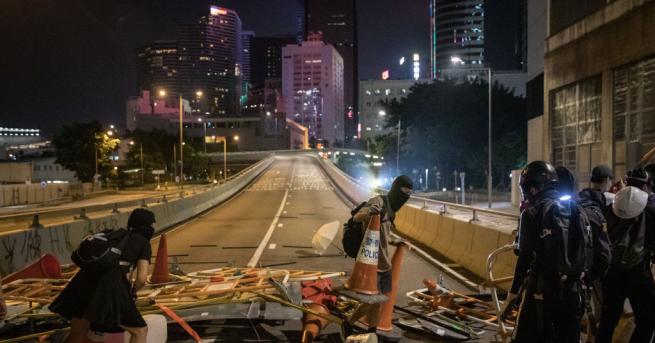 Полицията в Хонконг използва лютив спрей за да разпръсне антиправителствени