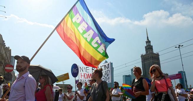 Противници на общността ЛГБТ влязоха в схватка с полицията в