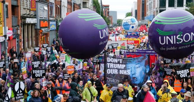 Хиляди демонстранти излязоха по улиците на Манчестър за да протестират
