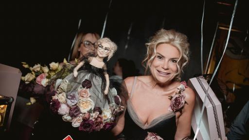  <p><strong>Кремена Халваджиян: </strong>Образите от &bdquo;Маскираният певец&ldquo; рисувах заран, до момента в който си пиех кафето</p> 