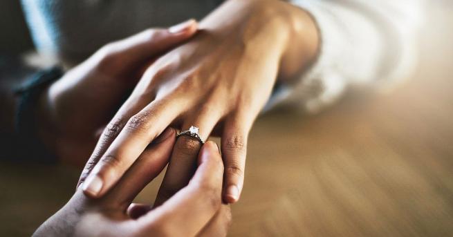 Изборът на годежен пръстен в никакъв случай не е лека