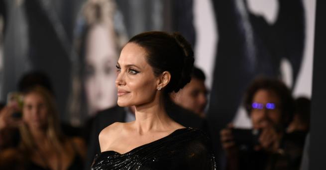 Любопитно Анджелина Джоли със специална компания на червения килим СНИМКИ