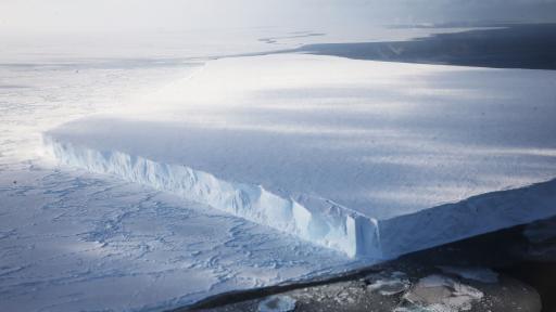  <p>Огромен<strong> айсберг се откъсна</strong> от Антарктика</p> 