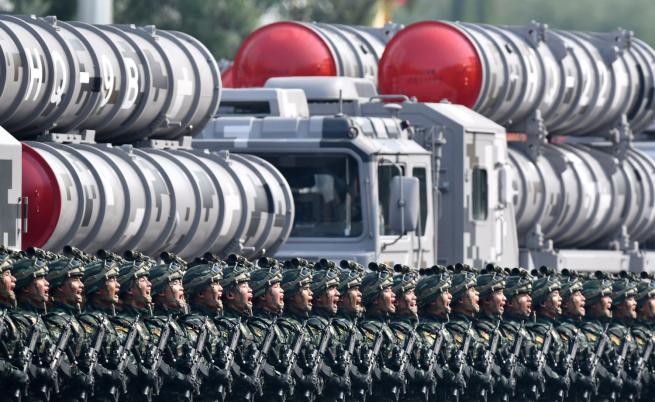 Китай показа военната си мощ, Хонконг избухна